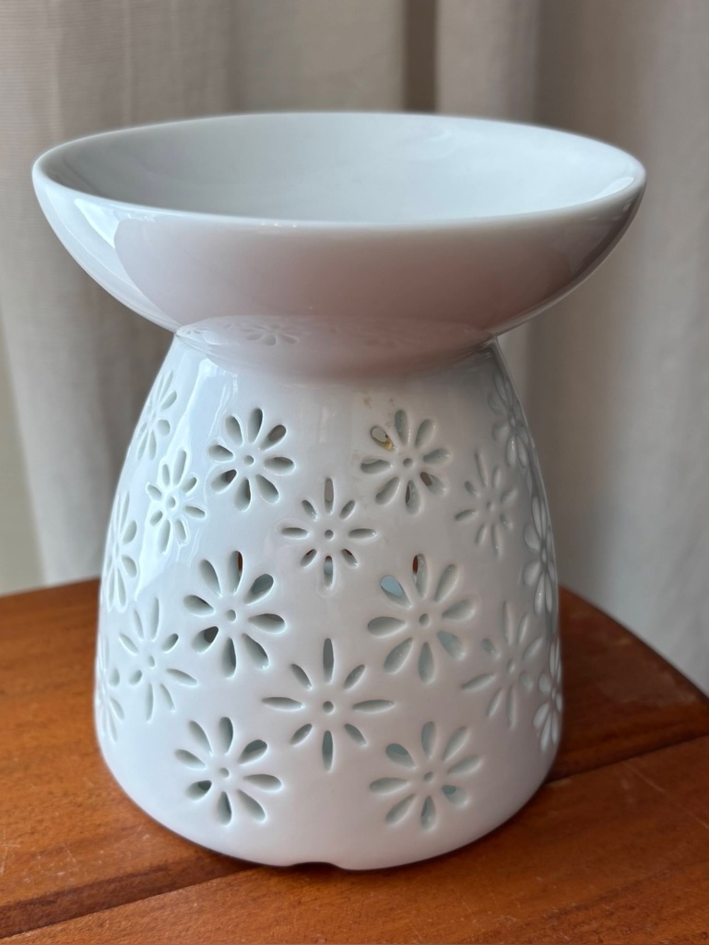White Ceramic Tea Light Wax Melt / Oil Aroma Burner - Picture 4 of 9